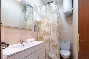 Douche, sèche-cheveux, serviettes fournies