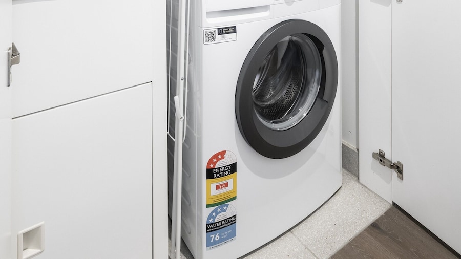 Bright South Yarra Flat With Balcony