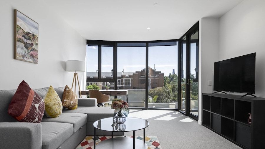 Bright South Yarra Flat With Balcony