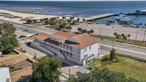 Un hotel sulla costa con un edificio ampio, un parcheggio e vista sulla spiaggia e sull'oceano.