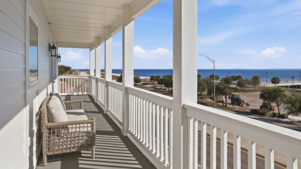 Un balcone coperto con vista sulla spiaggia e sull'oceano.