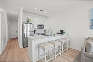 Jääkaappi, mikroaaltouuni, uuni, liesi