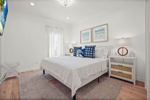 Travel crib, free WiFi, bed sheets