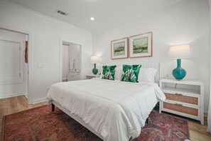 2 bedrooms, travel cot, free WiFi, bed sheets - Mississippi Gulf Coast Basecamp-Central Location (Pass Christian)