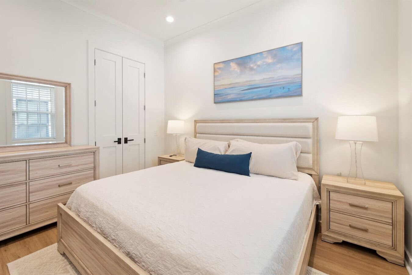 Escrivaninha, ferros/tábuas de passar roupa, berço de viagem