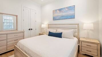 Escrivaninha, ferros/tábuas de passar roupa, berço de viagem