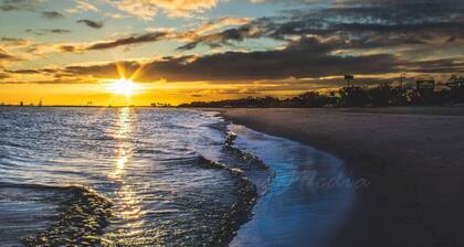 Steps to Beach, Pet-Friendly, Pool, Fast WiFi