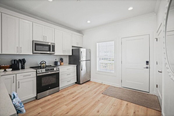 Jääkaappi, mikroaaltouuni, uuni, liesi