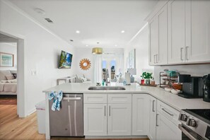 ثلاجة، ميكروويف، فرن، موقد طهي مسطح