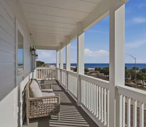 Quiet Harbor Condo - Private Balcony - Relaxing Stay