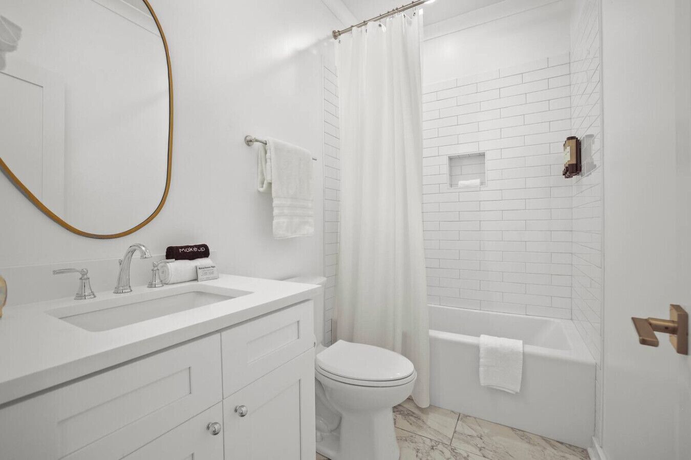 Secadora de cabello, toallas, jabón, shampoo 