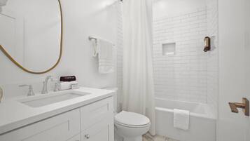 Secadora de cabello, toallas, jabón, shampoo