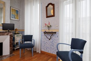 Interior - Guest Room “La Petite Pause - Bordeaux” with Balcony, Wi-Fi & Air Conditioning (Bordeaux)
