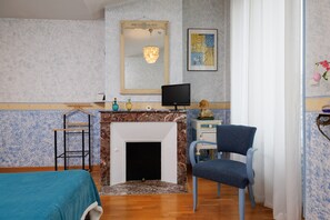 WiFi, bed sheets - Guest Room “La Petite Pause - Bordeaux” with Balcony, Wi-Fi & Air Conditioning (Bordeaux)