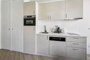 Kühlschrank, Mikrowelle, Ofen, Herdplatte
