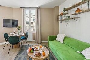 TV - Lavie Maison: Luminous Appartement near Montmartre (Paris)