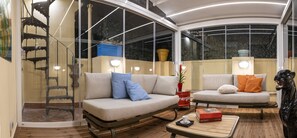 Luksuskattohuoneisto, kaupunkinäköala | Olohuone | 44–tuumainen taulutelevisio, jossa digitaalikanavat