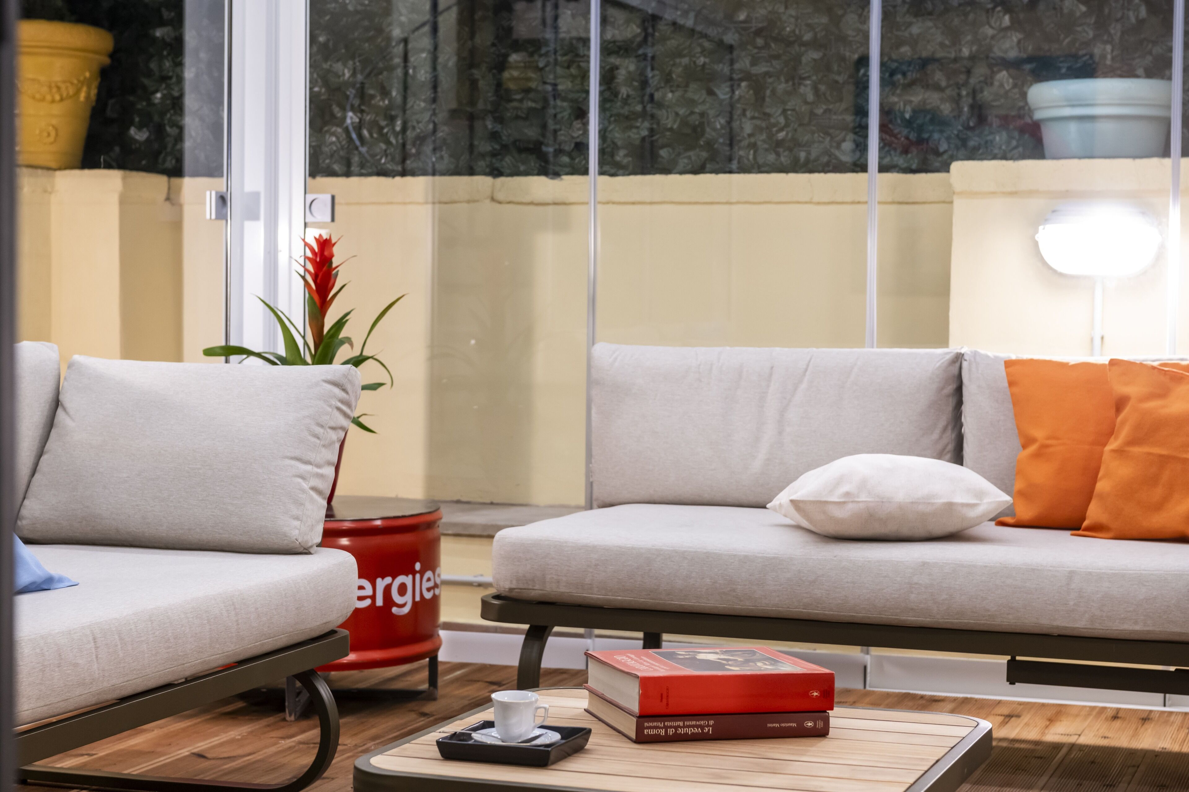 Penthouse de lujo, vista a la ciudad | Sala de estar | Televisión de pantalla plana de 44 pulgadas con canales digitales 