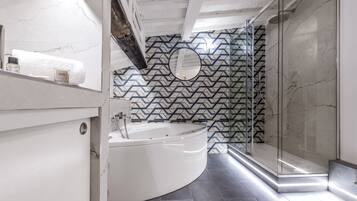 Penthouse Mewah, pemandangan kota | Kamar mandi | Bathtub dan shower terpisah dan bathtub dengan aliran air