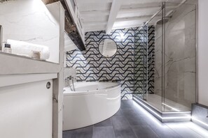 奢華頂樓客房, 城市景觀 | 浴室 | 獨立浴缸和淋浴設備、按摩浴缸、吹風機、浴袍