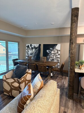 Smart TV, fireplace - The Pond-A-Rosa is a quiet retreat in the rolling hills of the Ozarks (Hollister)