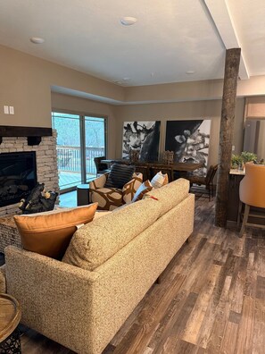 Smart TV, fireplace - The Pond-A-Rosa is a quiet retreat in the rolling hills of the Ozarks (Hollister)