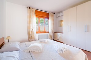 Tabla de planchar con plancha, wifi, ropa de cama