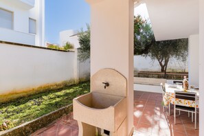 Outdoor dining - Holiday Home 'Fortuna' with Private Terrace, Wi-Fi and Air Conditioning (Gallipoli)