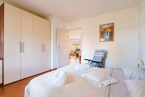 Iron/ironing board, WiFi, bed sheets - Holiday Home 'Fortuna' with Private Terrace, Wi-Fi and Air Conditioning (Gallipoli)
