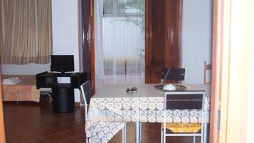 Een strijkplank/strijkijzer, wifi, beddengoed