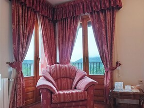 Junior Suite | Living area - Hotel La Rueda 3000 (Mora de Rubielos)