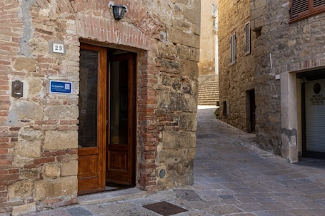 Exterior detail. Camera Lanciotta - Monticchiello