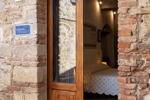 Escritorio, wifi y ropa de cama 