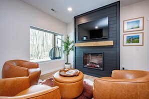 Smart TV, fireplace, table football, stereo - New! Spacious Lake Area Home w/ Hot Tub (Accident)