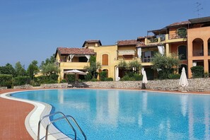 Pool - Borgo Torchio F1 By Bookinggardalake (Manerba del Garda)
