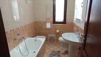 Dusche, Haartrockner, Bidet, Handtücher