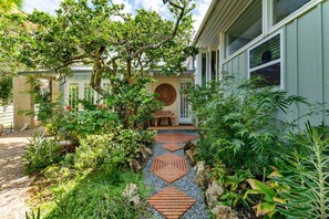 Property grounds - Enjoy the Guest Suite situated on a lush oceanfront property in Atlantic Beach (Atlantic Beach)