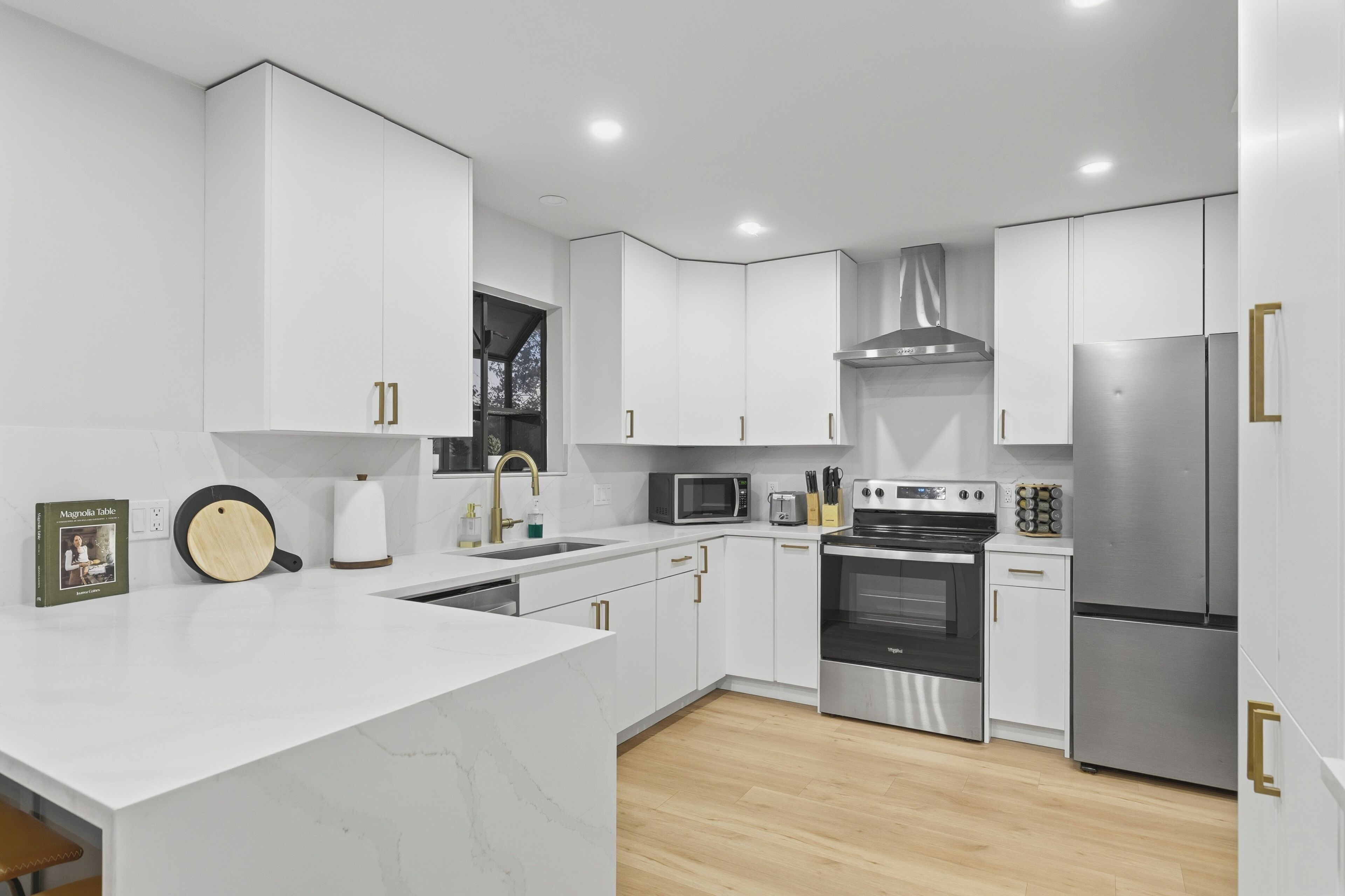 Kylskåp, mikrovågsugn, ugn och spishäll