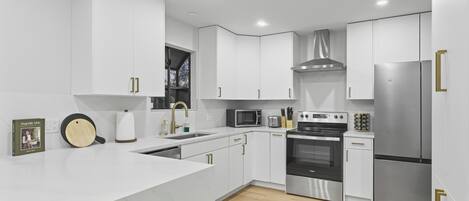 Kühlschrank, Mikrowelle, Ofen, Herdplatte