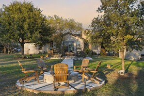 Terrace/patio - Luxe 5BR w/ New Pool, Hot Tub & Game Room (Austin)