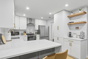 Réfrigérateur, four à micro-ondes, un four, surface de cuisson