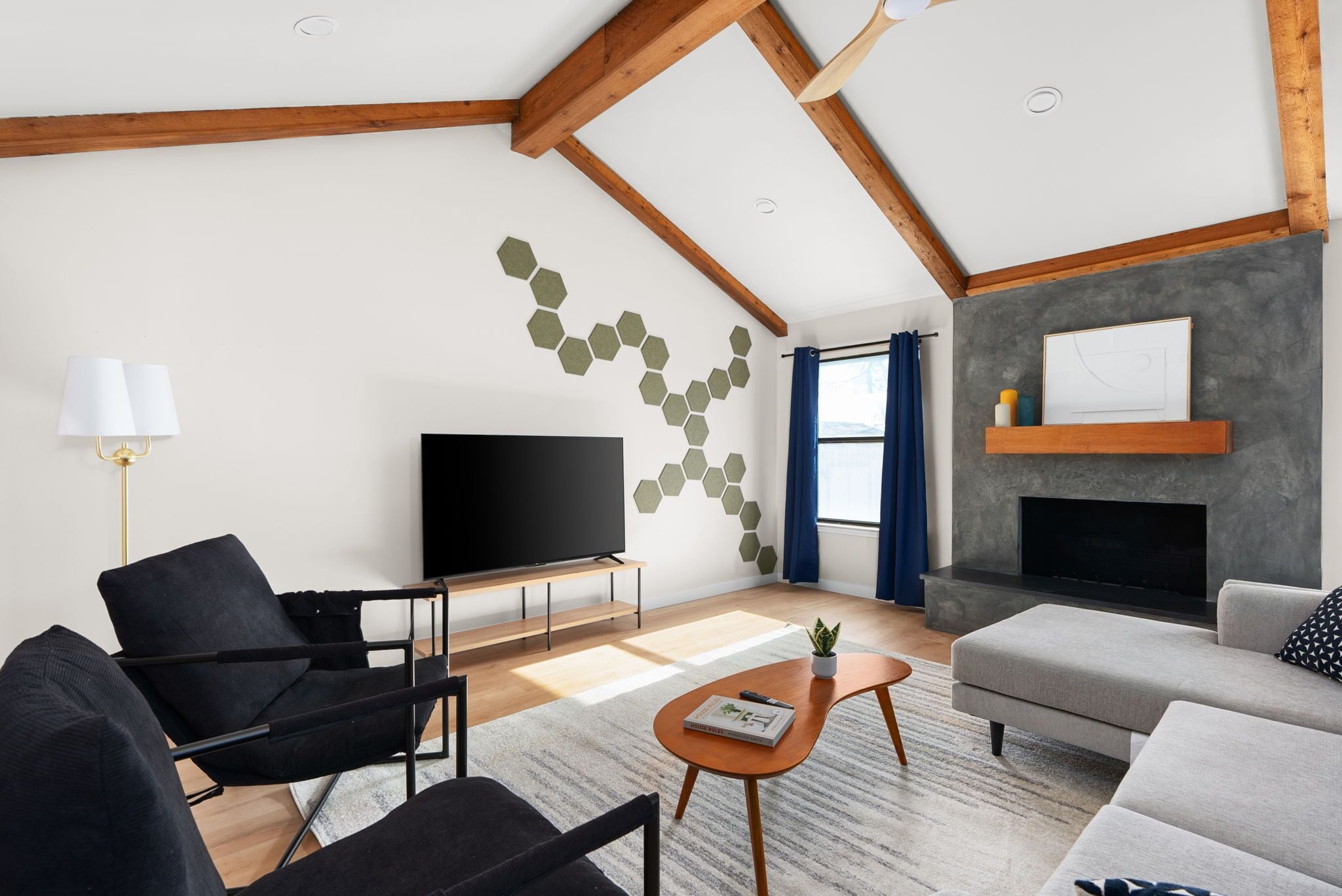 Smart TV, chimenea y libros 