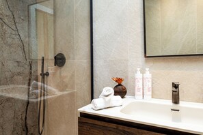 Apartment, 2 Schlafzimmer, Gartenblick | Badezimmer | Dusche, Haartrockner, Handtücher, Seife