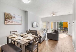 Smart TV - Lake View * Full Amenities * Close to Disney (Kissimmee)