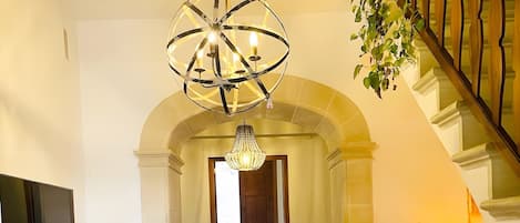 Télévision, cheminée, jeux vidéo