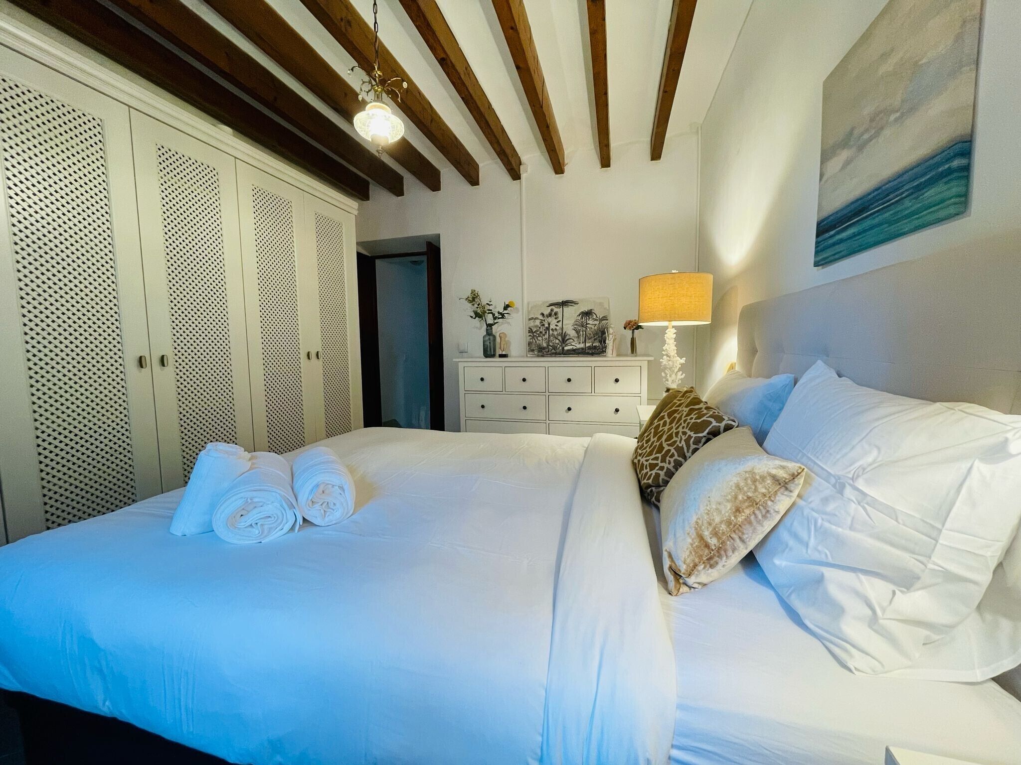 Een strijkplank/strijkijzer, wifi, beddengoed