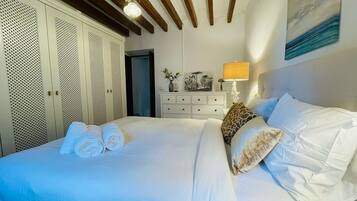 Een strijkplank/strijkijzer, wifi, beddengoed