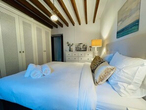 Een strijkplank/strijkijzer, wifi, beddengoed