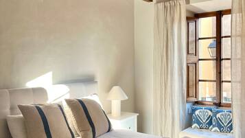 Een strijkplank/strijkijzer, wifi, beddengoed