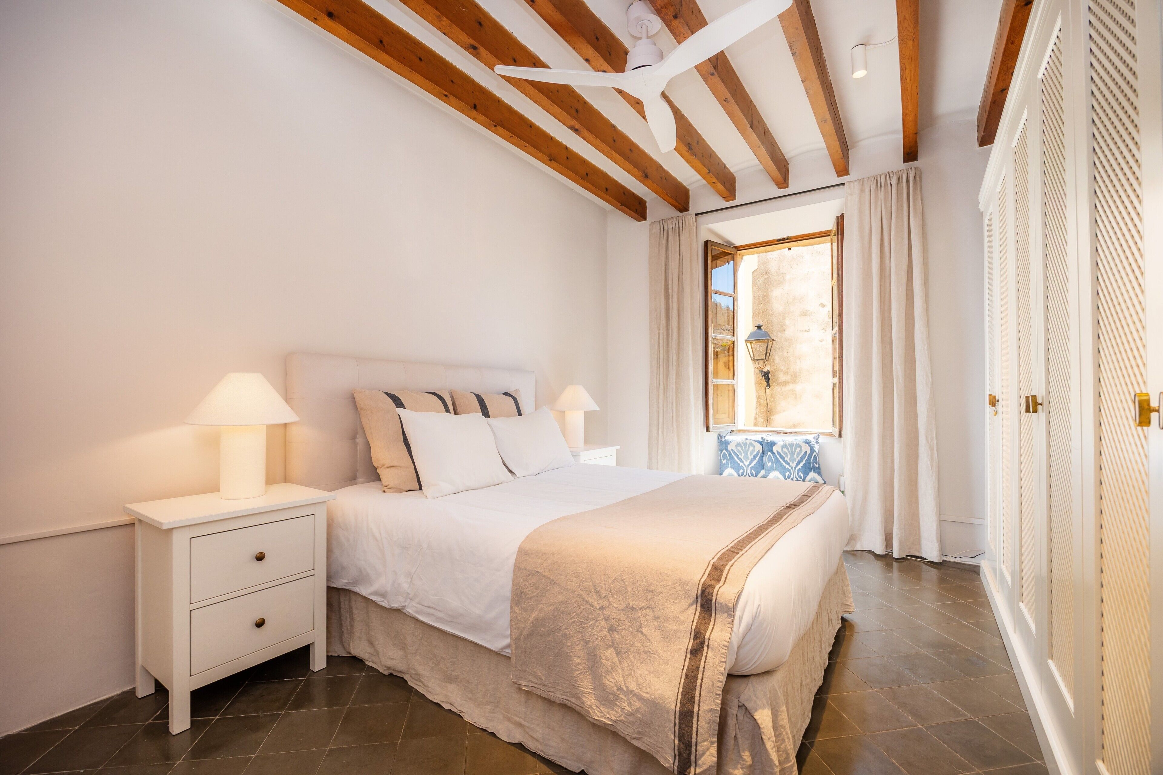 Iron/ironing board, WiFi, bed sheets